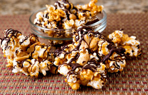 Popcorn con caramello e cioccolato